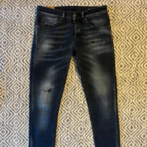 DONDUP GEORGE JEANS - Tjena! Säljer nu ett par tvär feta Dondup jeans! | Skick 9/10 Mycket bra! | Midja: 42cm | Längd: 104cm | Nypris ca 3500kr | Mitt pris 899kr | Kom gärna pm vid frågor eller funderingar.
