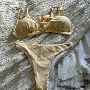Bikini från Panos Emporio  - Bikini från panos Emporio använd 1-2 gånger  underdel storlek 36 över del storlek 40