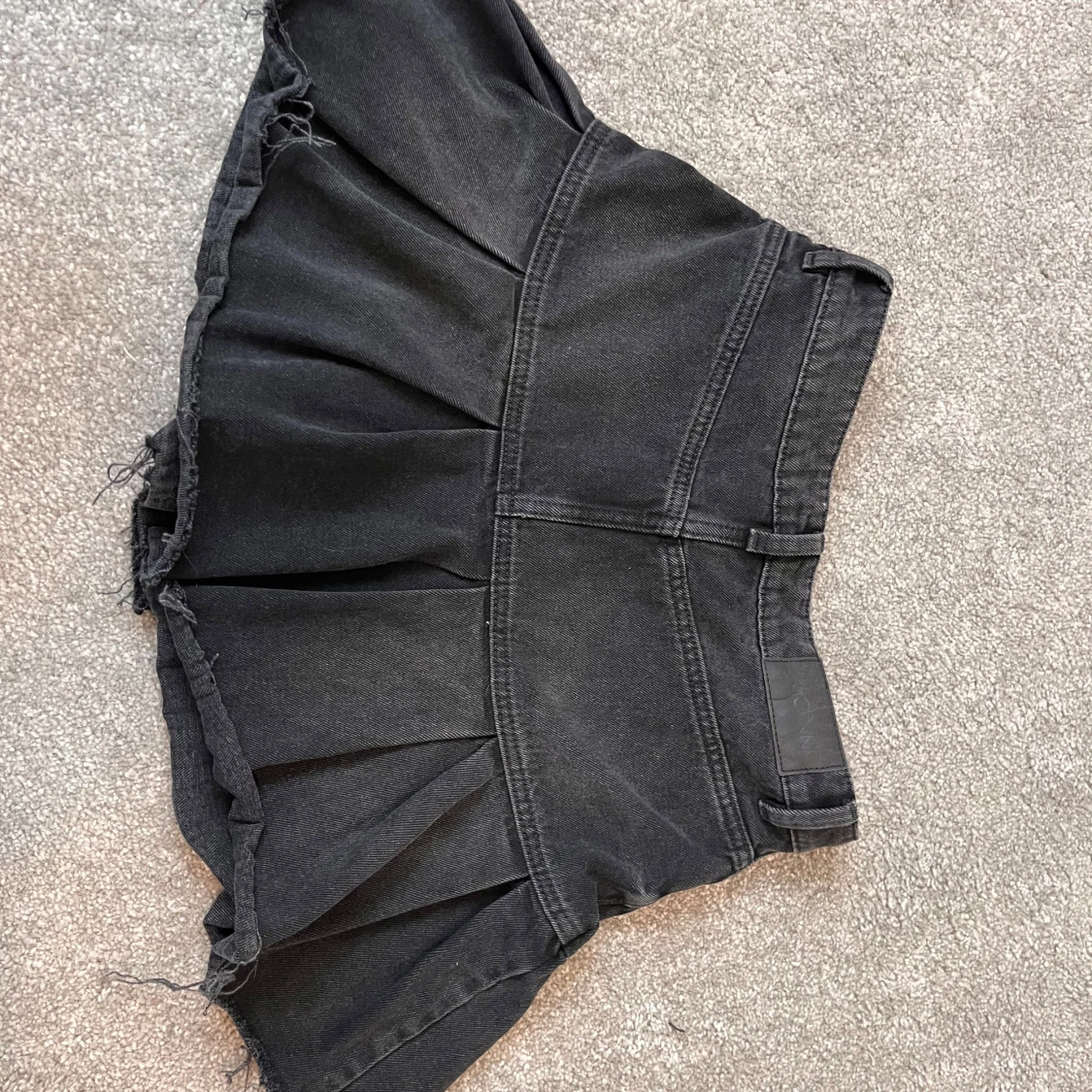 Svart jeanskjol med volang från Monki - 1