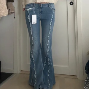 Bootcut jeans blåa  - Dessa sjukt coola jeans med najs detaljer från bershka! Helt nya med prislapp kvar!