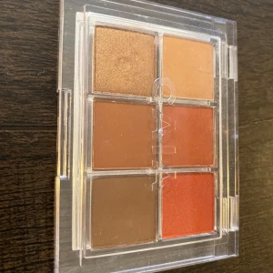 Caia heat wave palett - Caia heat wave ögonskuggspalett, endast testat den guldiga lite så den är knappt använd, nypris 365 kr