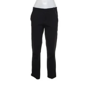 Svarta kostymbyxor med raka ben - Snygga svarta kostymbyxor med normal passform och raka ben. Byxorna har diskreta fickor och stängs med dragkedja och knapp. Perfekta till en stilren look och passar året runt.