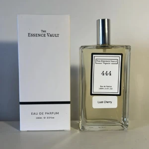The essence vault 444 - The essence vault 444 100ml, denna är inspirerad av Lost Cherry. Helt oanvänd. Säljer fler parfymer, kolla min profil.