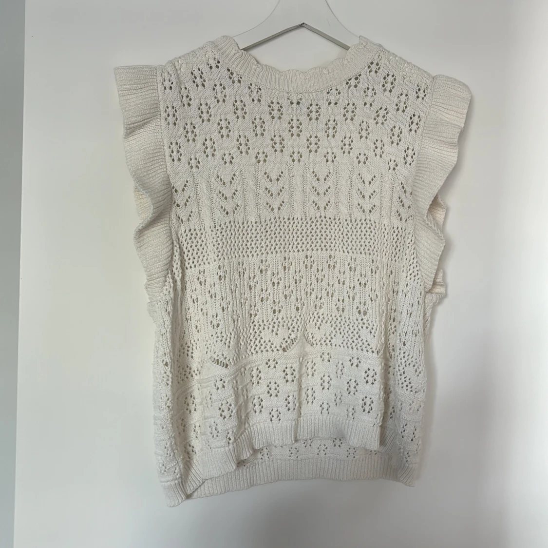 Vit stickad topp med volang från ONLY