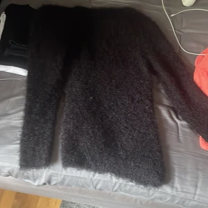 Svart fluffig tröja - Säljer en svart långärmad fluffig tröja ❤️ vet inte storlek men de är typ en One sized 