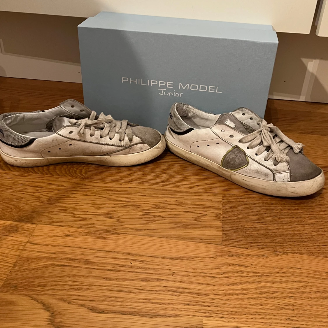 Philippe Model Junior vita och grå sneakers - 1