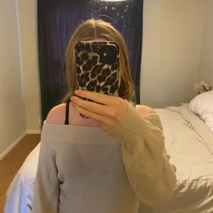 Beige offshoulder stickad tröja - Den är inte så genomskinlig som den ser ut, man ska nog bara inte ha svart under.