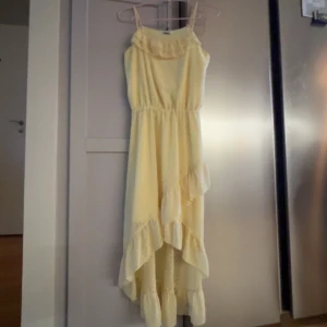 Ljusgul volangklänning med prickigt mönster - (Meddela innan köp) Söt ljusgul klänning med volangdetaljer och prickigt mönster. Klänningen har axelband och asymmetrisk nederkant med volanger. Klänningen är i bra skick och nästan aldrig använd, jag vill inte ha kvar klänningen eftersom att jag enkelt sagt inte gillar den❤️