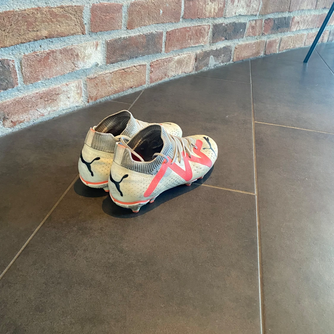 Vit och röda Puma fotbollsskor - 2