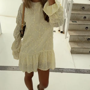 Ljusgul klänning - INTRESSEKOLL! Funderar på att sälja denna ljusgula klänning från nakd. Så skön och snygg till sommaren 💛