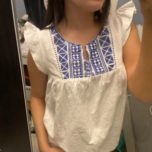 Søt topp - Kjempesøt topp med fine blå detaljer