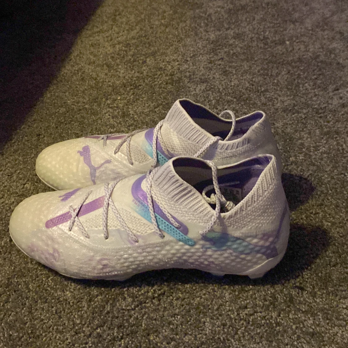 Ljuslila fotbollsskor från Puma - 2