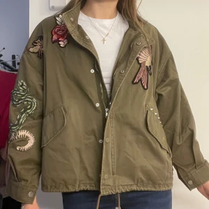 Snyggaste jackan - Så himla snygg eftertraktad jacka från H&M😍💕💕💕 Storlek XS men den är oversized så passar nog ända upp till M🤗🌸🩷I toppenskick utan defekter!!