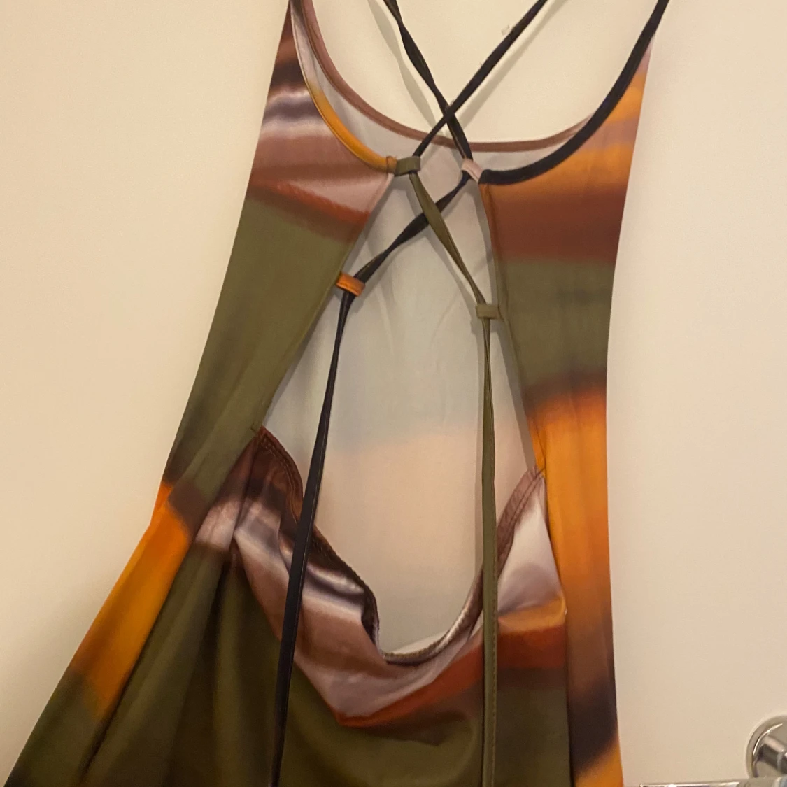 Flerfärgad långklänning med smala axelband - 1