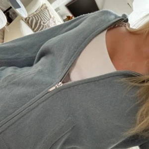 Soft goat zip up  - En soft goat zip up i en sommrig  färg i storlek xs, den är i 100 % kashmir 💗säljer för att den var för liten för mig. Priset går att diskuteras