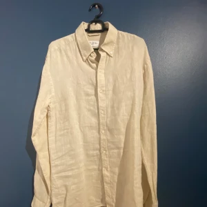 Beige linneskjorta från John Henric - Snygg beige skjorta i linne från John Henric. Klassisk krage med knappar och lång ärm. (Otroligt sparsamt andvänd) Passar storlek S. Tveka inte med att höra av er!🫡