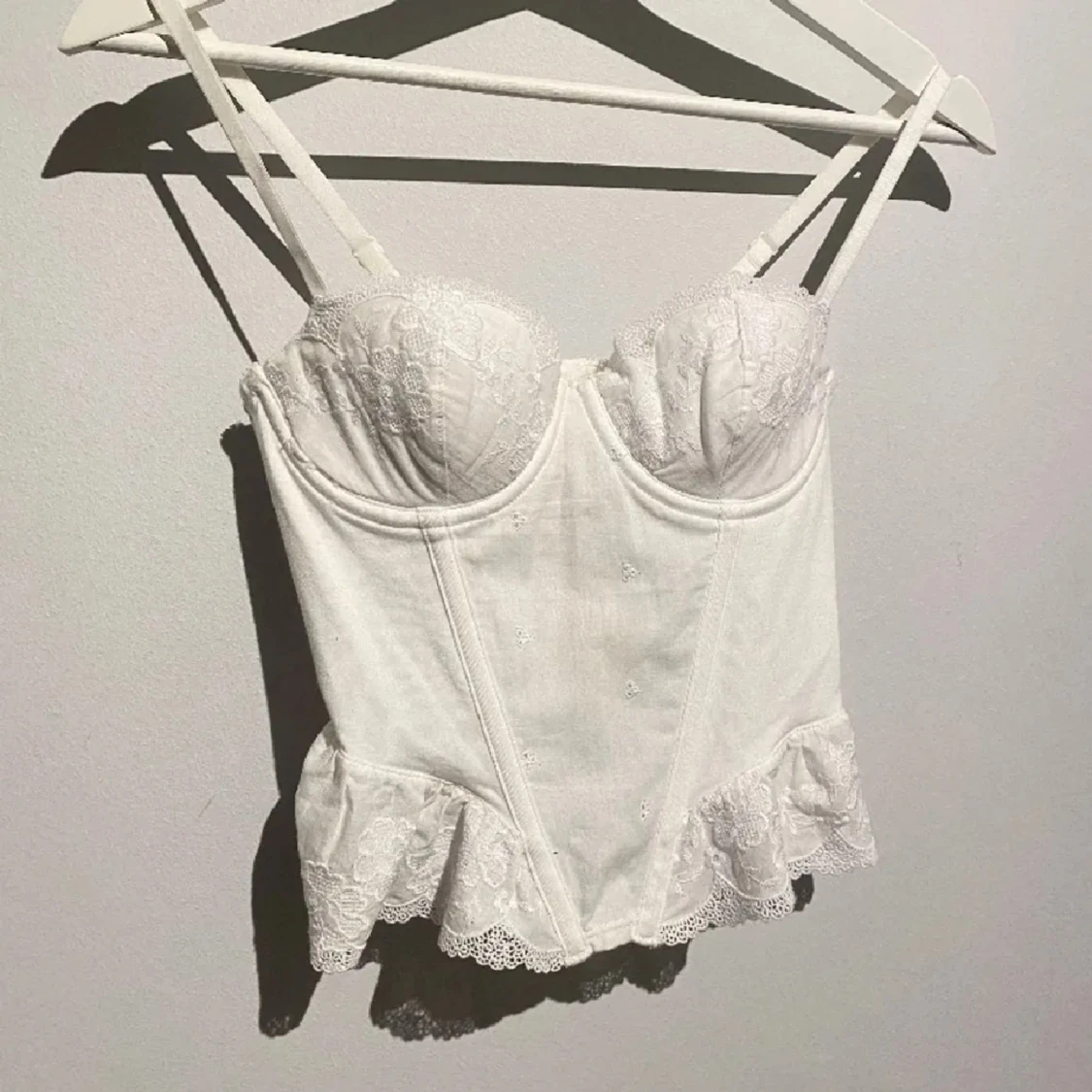 Vit spetskorsett med volang