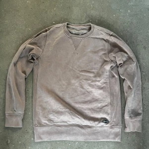 Replay tröja  - Säljer en brun sweatshirt från replay. Perfekt för en avslappnad stil. Ny skick 