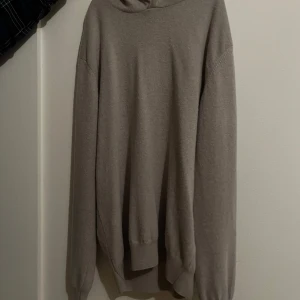 Beige hoodie från Oscar Jacobson cashmere - Säljer en stilren beige hoodie från Oscar Jacobson i mjukt material. Tröjan har lång ärm och klassisk huva, perfekt för en avslappnad och snygg look. Passar dig som gillar enkel och tidlös stil.