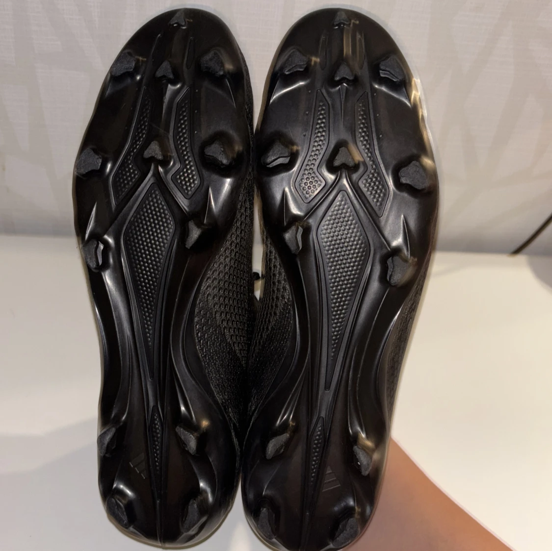 Svarta fotbollsskor från Adidas med röda ränder - 3