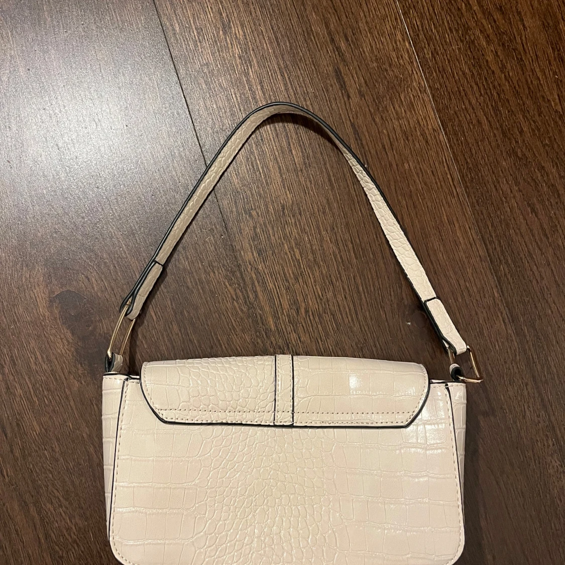 Beige axelväska med krokodilpräglat mönster - 1