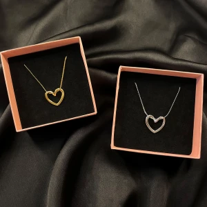 Halsband i rostfrittstål  - Stilrena hjärthalsband i rostfritt stål, finns i silver och i guld för endast 89 styck. Våra smycken skickas i en smyckespåse men det går att köpa till en ask för 10kr. Perfekt att ge bort i present eller till sig själv. Vi på Monile UF skänker 10% av vår vinst till Barncancerfonden💞