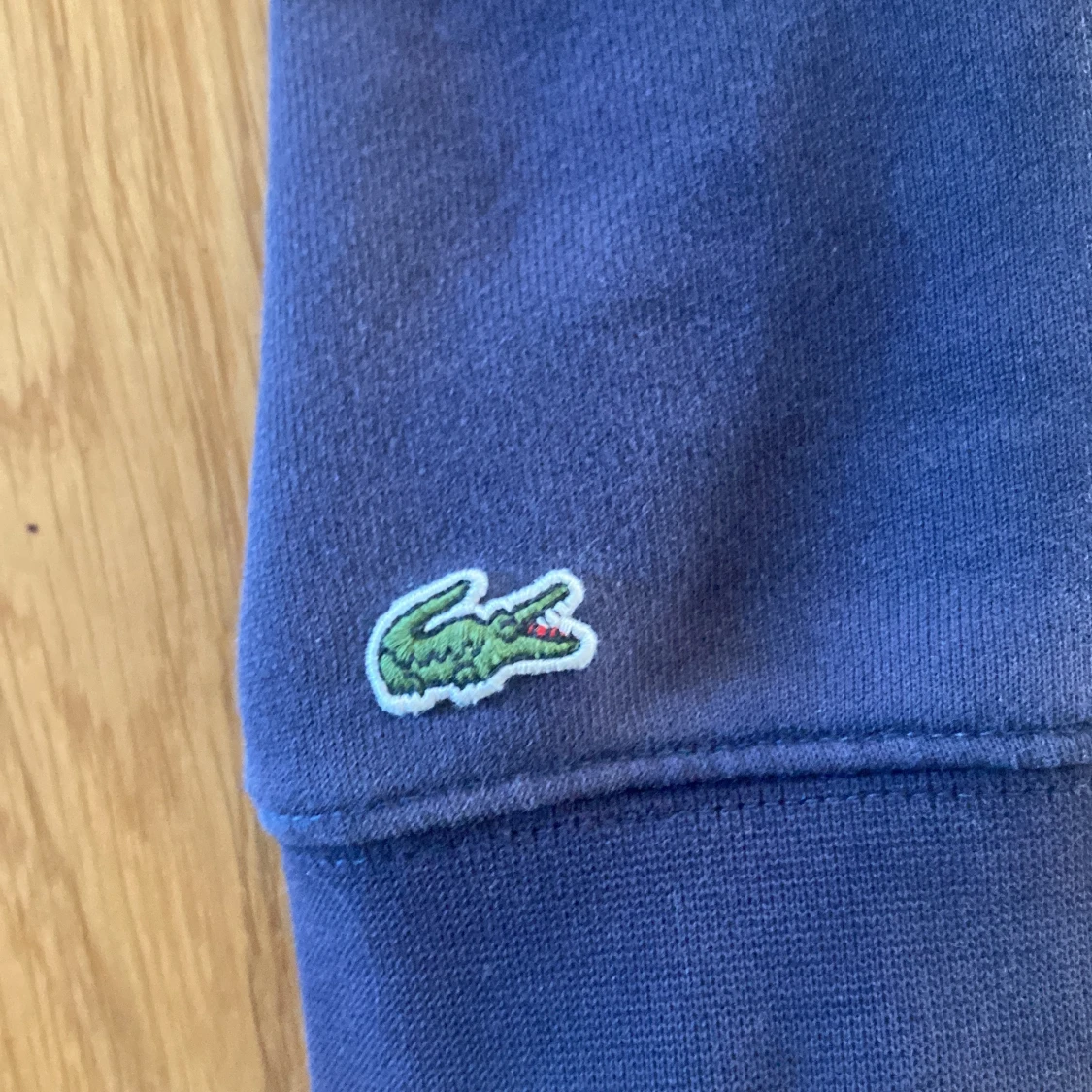 Blå hoodie från Lacoste - 3