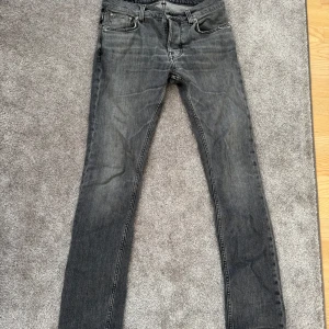 Gråa jeans från Nudie Jeans - Säljer ett par grå jeans från Nudie Jeans! Använts varsamt och i gott skick.