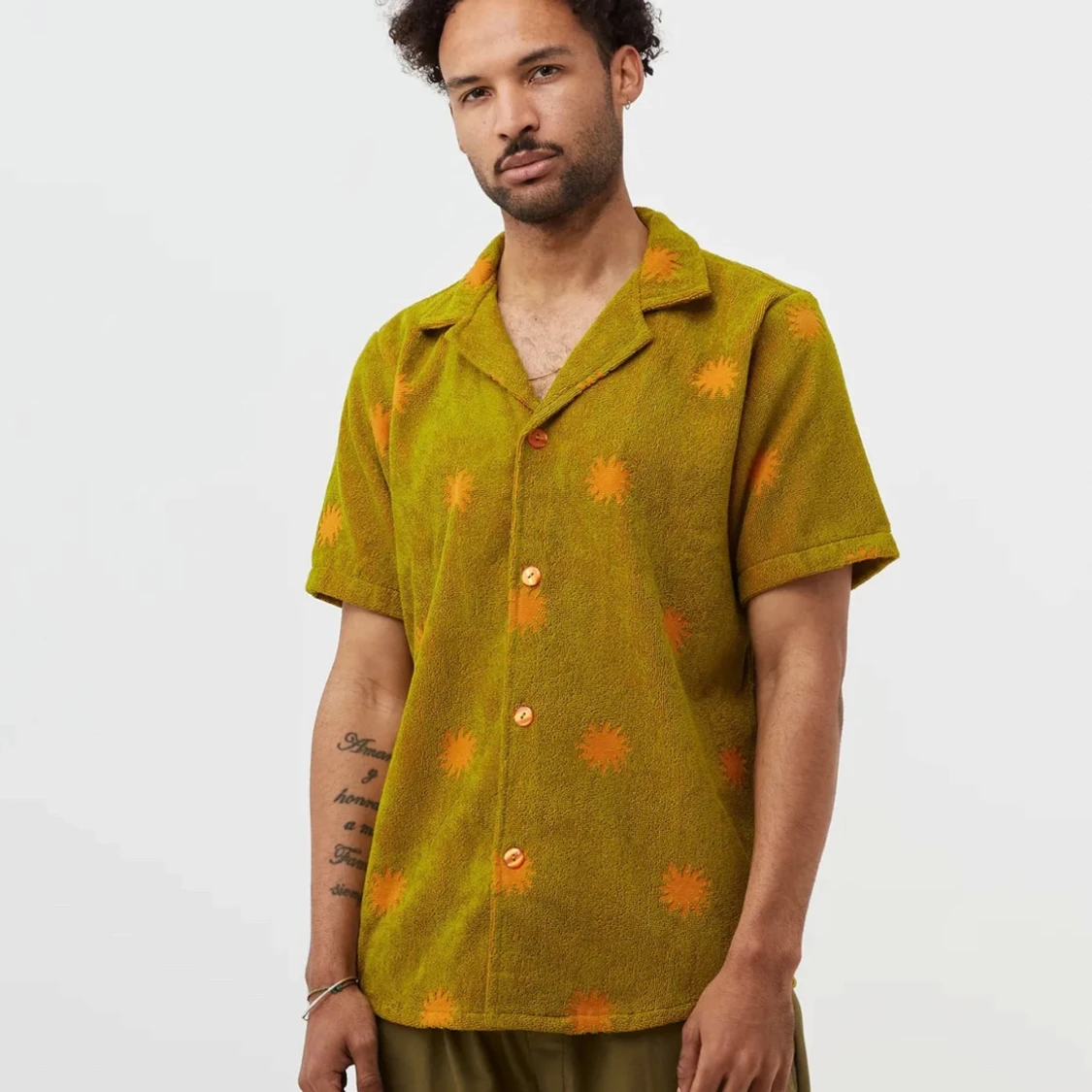 Grön frottéskjorta med orange mönster från OAS