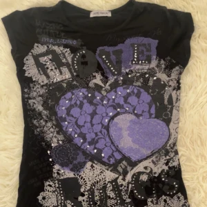 Y2k Topp - Står ingen storlek men skulle säga att den är xs-s (lånade bilder säljer pga att de inte passar mig) 