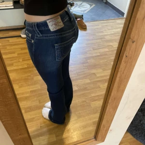 True religion jeans - Hjälper min vän att sälja ett par super fina och unika true religion jeans i mid waist, men ser ut som low waist! Dom är i väldigt bra skick och inga defekter, hon är 1,58 cm. Skriv för mer information! Ord. pris 1 399kr