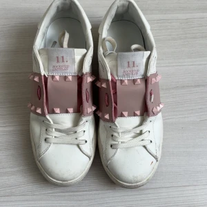 Valentino sneakers med rosa nitar - Säljer mina vackra rosa vita  valentino sneakers med nitar, jätte fint skick och inget slitage överhuvudtaget, man kanske kan se nått minimalt slitet på nitarna men annars inga defekter.💖💖dustbag och box medföljer!( pris kan självklart diskuteras) skickar varan samma dag!