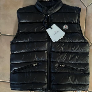 Moncler Gui Gilet Väst - Helt ny oanvänd Moncler Gui väst i Size 3, först till kvarn.