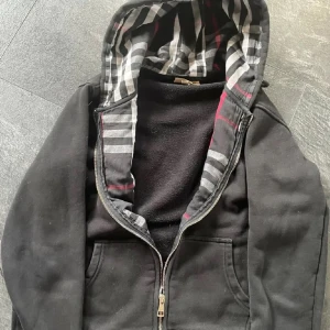 Svart Burberry - Skön burberry men den passar inte har växt ut från när jag hade den alla tjejer ville ha mig så jag säljer den för jag vill att andra ska få se hur de är och få alla tjejer 