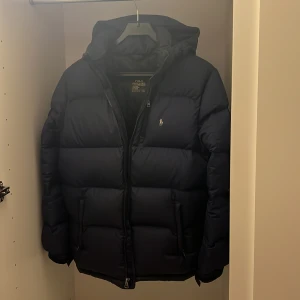 Mörkblå  från Polo Ralph Lauren - Säljer en mörkblå vinter jacka från Polo Ralph Lauren. Säljer den för att den är för liten!