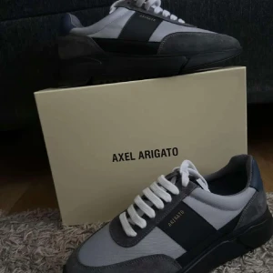  Arigato skor - Säljer ett par Genesis Vintage Runner i storlek 42! Skorna är endast använda två gånger och är i absolut nyskick ser ut som nya! Riktigt snygga och bekväma sneakers som passar till allt. Nypris är ca 2600 kr, mitt pris är 2000 kr (kan eventuellt diskuteras vid snabb affär). Säljer dem bara eftersom jag har för många skor. Först till kvarn! Hör av dig vid intresse. 