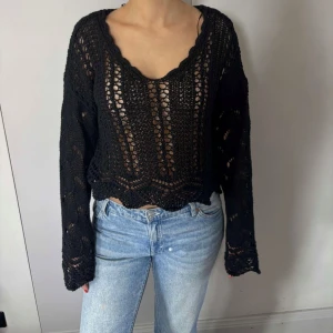 Svart stickad tröja från Zara - Superfin nätstickad topp/tröja från Zara! Storlek XS🌼