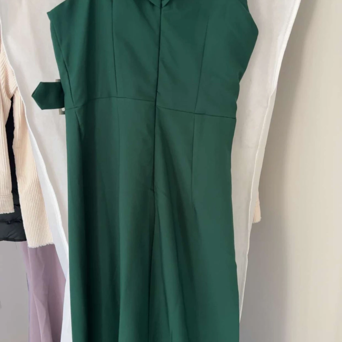 Grön långklänning från Trendyol med bälte - 3