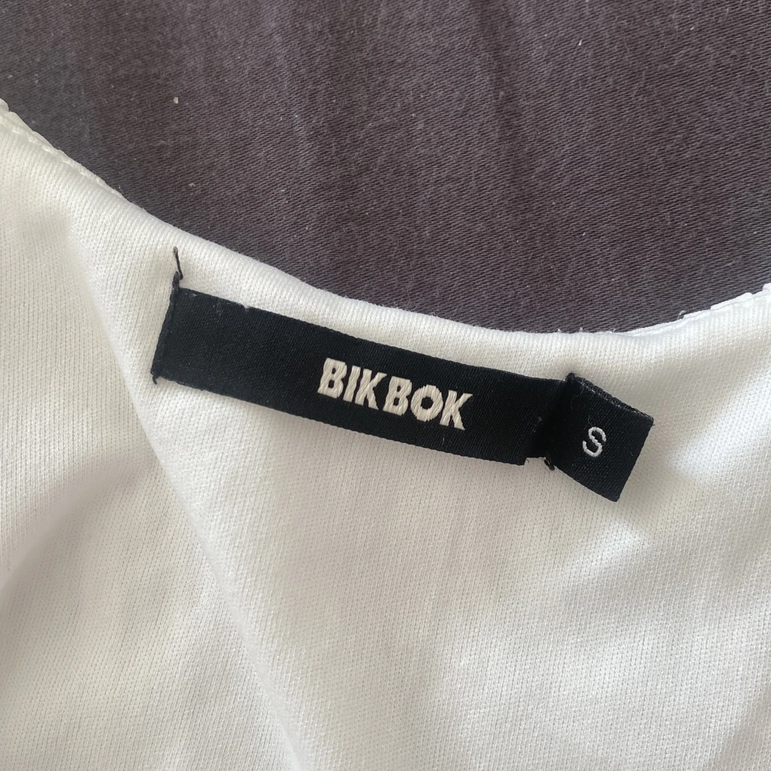 Vit plisserad linnetopp från Bik Bok - 1