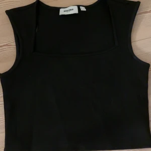 Svart topp - Svart topp från Vero Moda🤍Helt oanvänd - Säljer då den aldrig kommit till användning. 