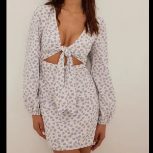 Söt klänning  - Söt klänning från NAKD🤍Använd ett fåtal gånger. Strl L/40 men skulle säga att den passar en M/38