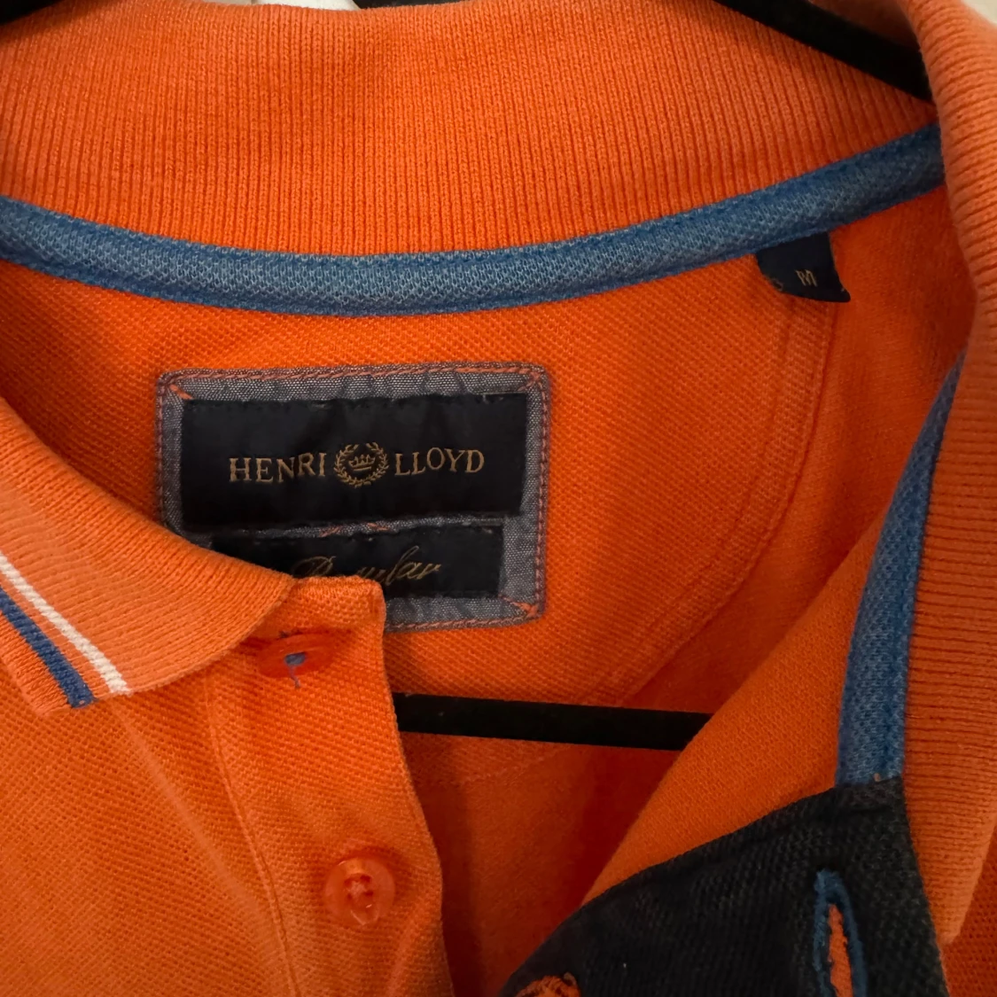 Orange pikétröja från Henri Lloyd - 1