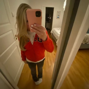 kofta från gap - en jättefin kofta från gap, endast andvänd ett par få tal gånger så jättefint skick. Köpt för 400kr, storleken är Child L men skulle säga att den är som en xxs/xs 