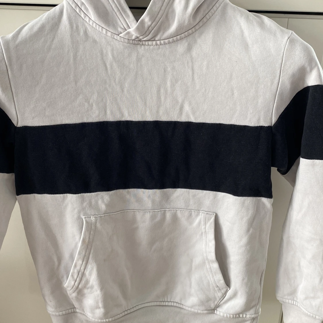 Vit och svart hoodie med bred rand barn 122/128 - 1