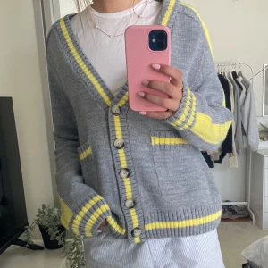 Kofta från zara - Polpulära koftan från Zara. Bara använd en gång. Inga defekter❤️