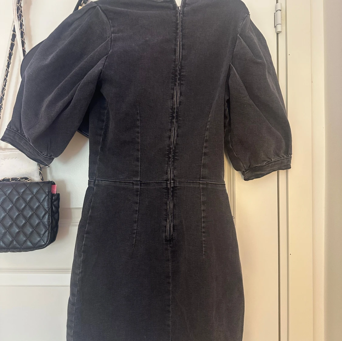 Svart jeansklänning med puffärmar - 1