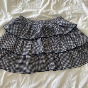 Blårutig volangkjol från Zara - Jätte fin somrig kjol som jag köpt på Plick. Den är knappt använd av mig ❤️ 