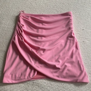 Kjol - Rosa kjol från zara. Den har superfina detaljer och är aldrig använd så superbra skick💓💓 storlek S