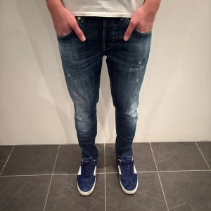 Dondup Jeans - Dondup Jeans! Trendigaste jeansen på marknaden.  Skick= 9,5/10 Ny pris= 4000 kr Säljs för= 899 kr (Modellen är destroyed från fabrik vilket är väldigt populärt)