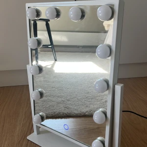 Smink spegel  - Smink spegel som ja säljer eftersom jag fick en ny. Den har 3 färger, och det går att sänka ljusstyrkan och göra den högre genom att trycka in på knappen. Den går att justera upp o ner hur man vill att den ska vara. Man får självklart med sladden till! Ordinarie pris- 800. Inga defekter med spegeln 🤍 och självklart så putsar jag till den innan jag fraktar så den ser som ny ut! 